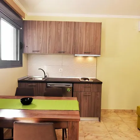 Elia Beach Suites Appartement *