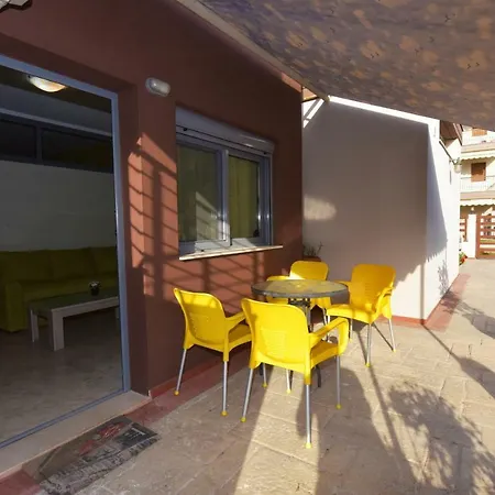 Elia Beach Suites Appartement *
